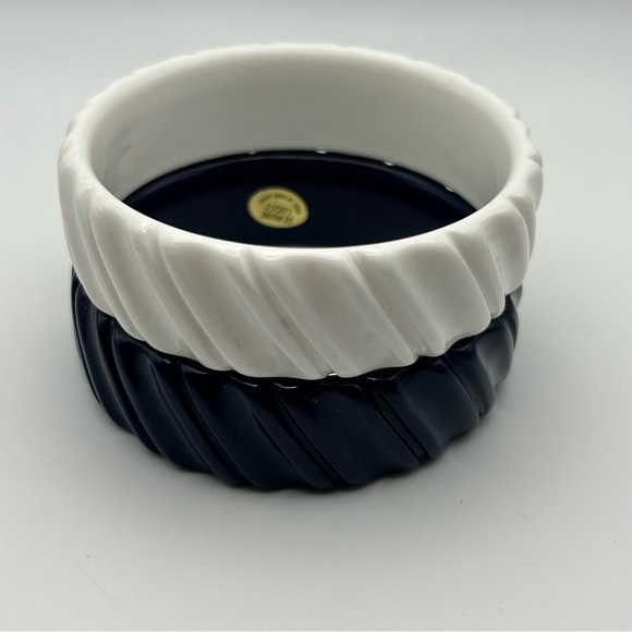 Set of 2 Vintage Genuine Lucite Wide Wavy Textured White and Navy Blue Bangles - Picture 3 of 7